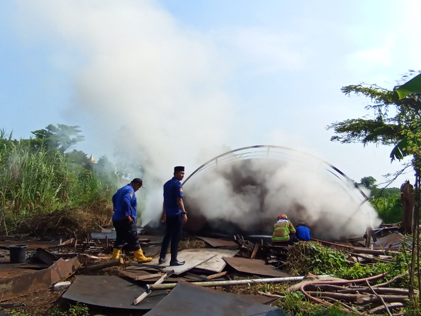 Tangki BBM Eks Pabrik Tekstil di Kramat Tegal Kebakaran
