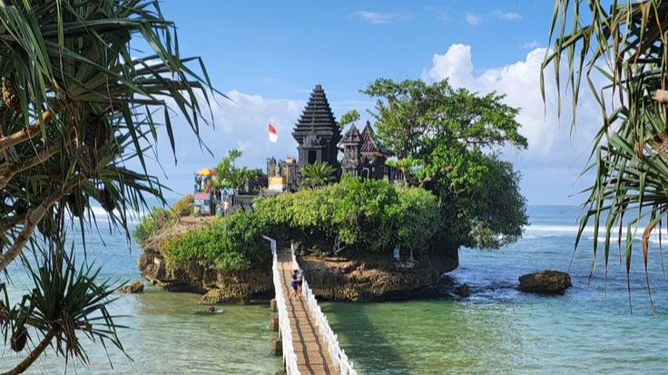 Wisata Terbaru 2024 Pantai Balekambang, Pantai Populer yang Mirip dengan Tanah Lot