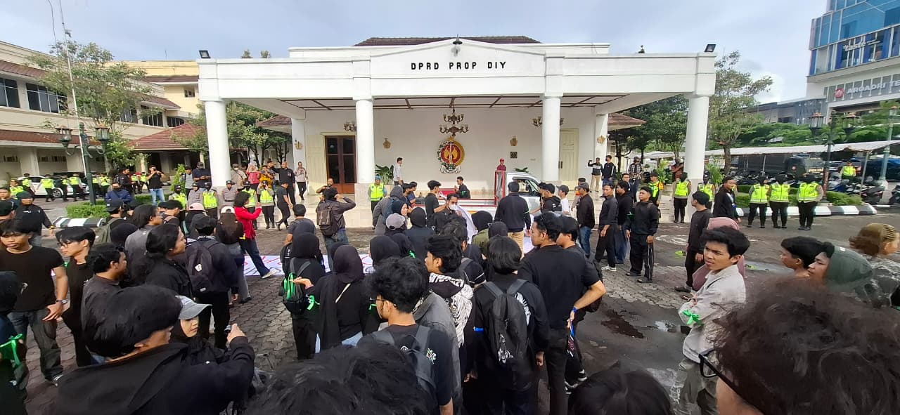 Ratusan Mahasiswa Demo di DPRD DIY, Tuding MBG Jadi Proyek dan Minta Reformasi Kepolisian
