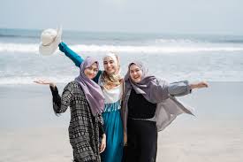 Inspirasi Gaya OOTD Muslimah Liburan Di Pantai, Simpel Tapi Stylish Dijamin Makin Cantik