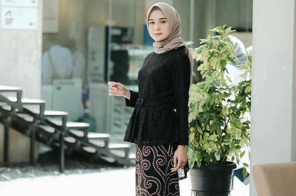 5 OOTD Kebaya Hitam Bawahan Rok Plisket, Inspirasi untuk Hadiri Acara Pernikahan atau Wisuda