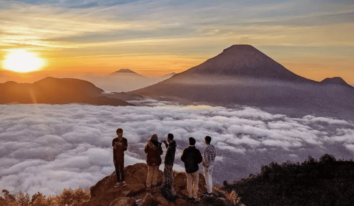 Keindahan Langit Berpadu Harmonis, Simak Daya Tarik Wisata Bukit Sikunir Berikut Ini