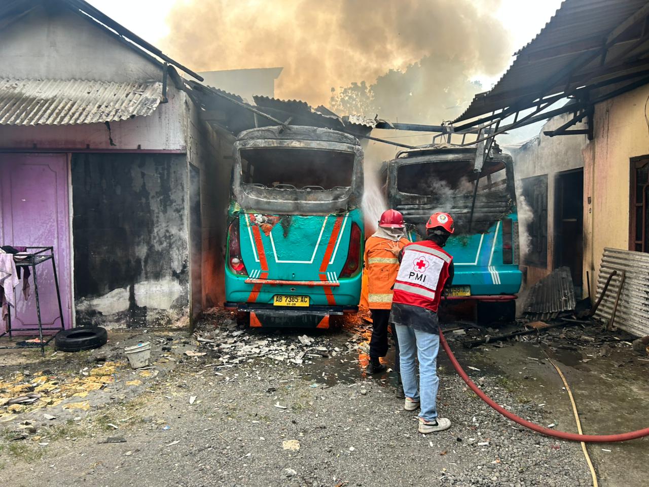 Korsleting Diduga Sebabkan Dua Minibus di Kulon Progo Hangus Terbakar