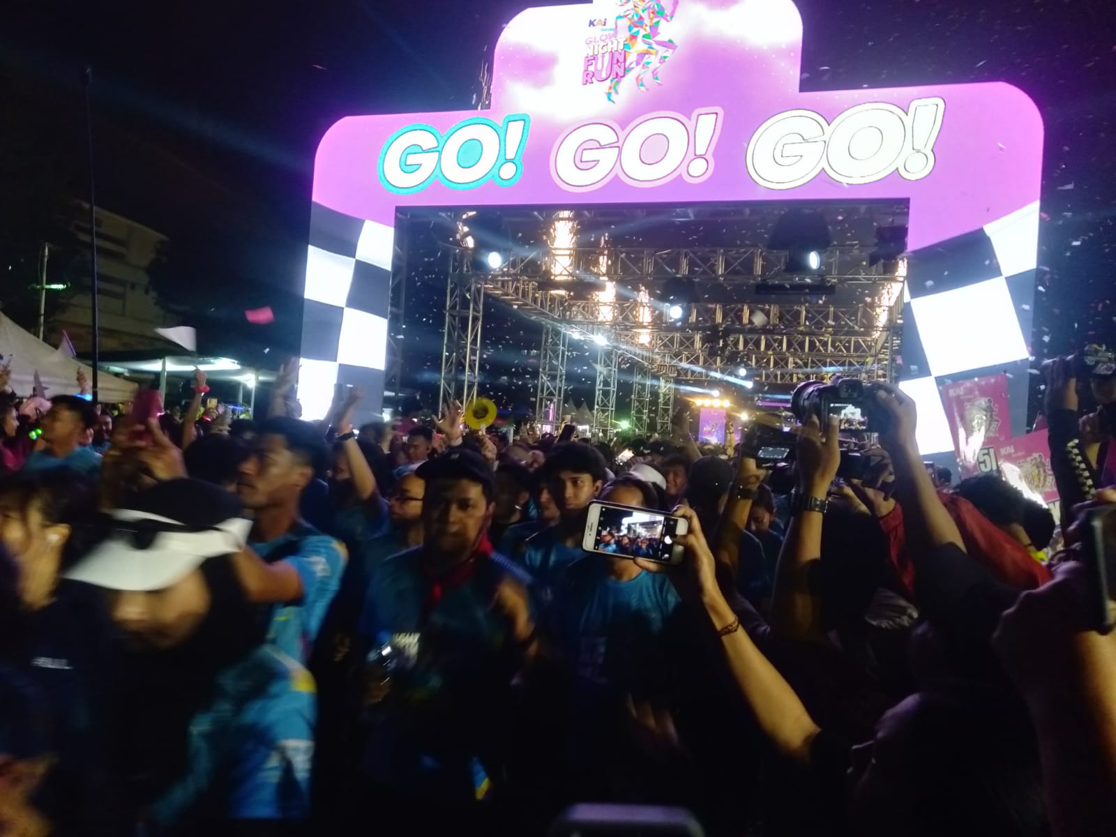 Ada Peserta dari Belanda, 4.000 Pelari Meriahkan KAI Bandara Glow Night Fun Run 2025 