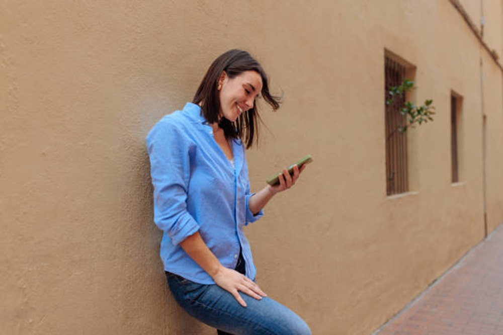 Ciptakan Tampilan yang Chic dengan Outfit Warna Biru Langit, Cek Inspirasinya Disini