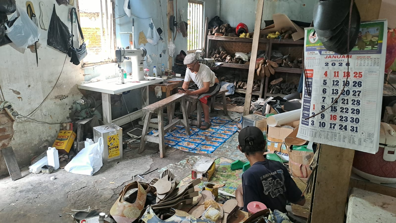 Berawal dari KKN, Mahasiswa UNY Sukses Jual Sepatu Kulit Handmade ke Berbagai Daerah