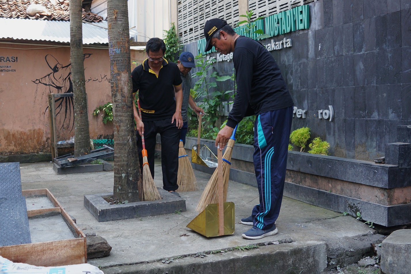 PP Kotagede Hidayatul Mubtadi-ien Terapkan Biopori untuk Kelola Sampah Organik Pesantren