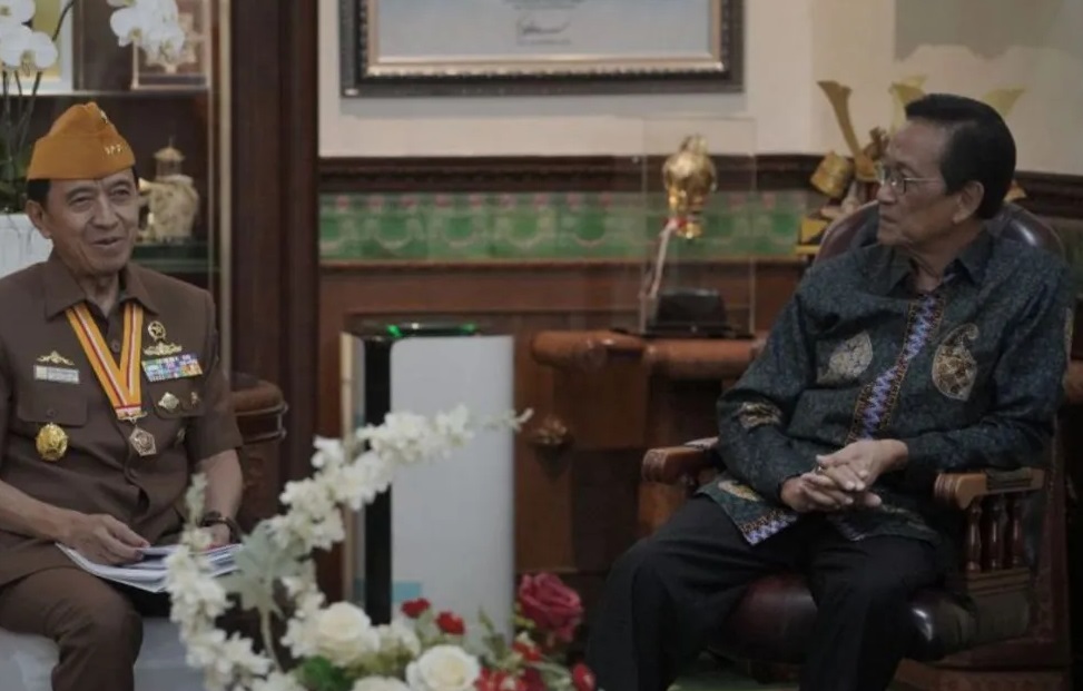 Gubernur DIY Sri Sultan Menerima Anugrah Penghargaan Bintang LVRI