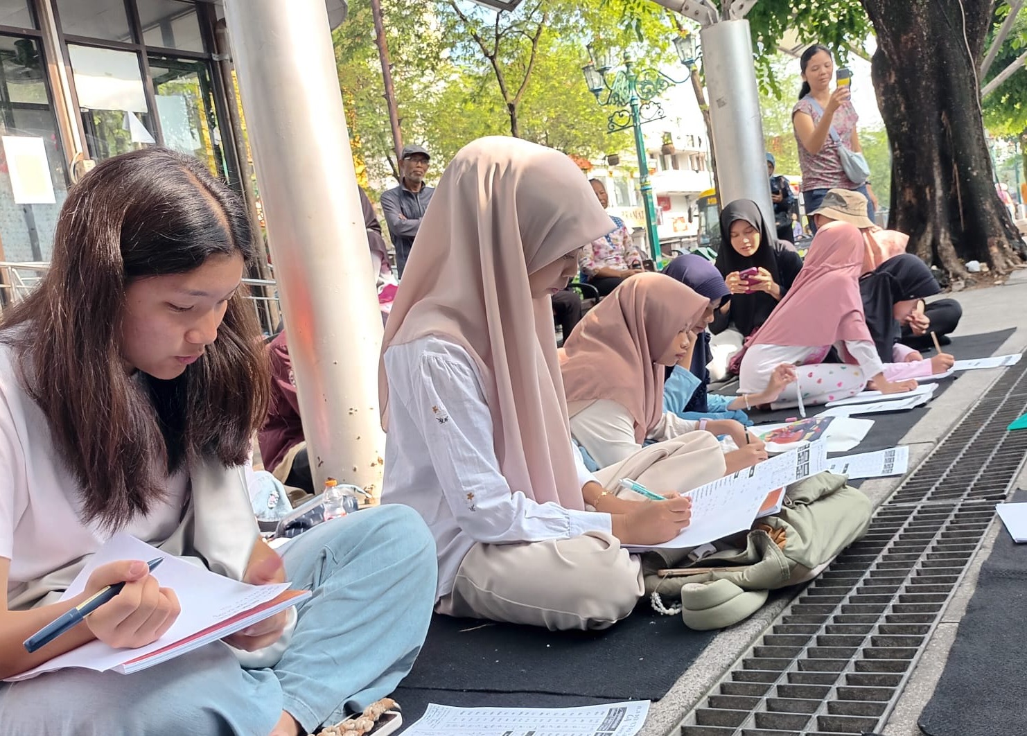 Ramai di Malioboro, Kelas Sinau Aksara Jawa Gratis Diserbu Warga hingga Wisatawan Asing