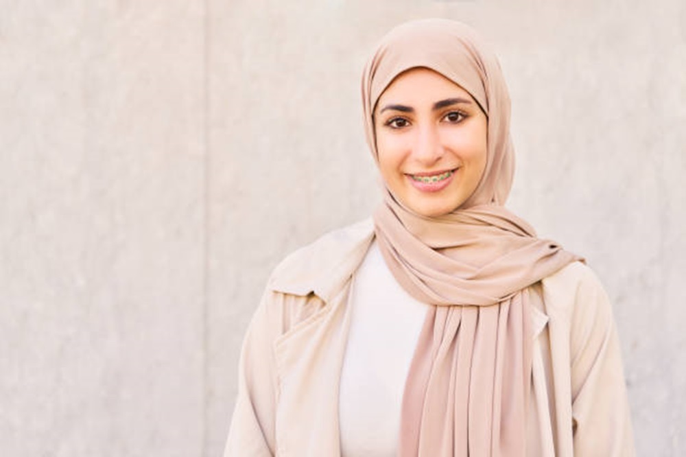 Hijab Khaki Cocok dengan Outfit Warna Apa Saja? Ini Rekomendasinya yang Bisa Dicoba