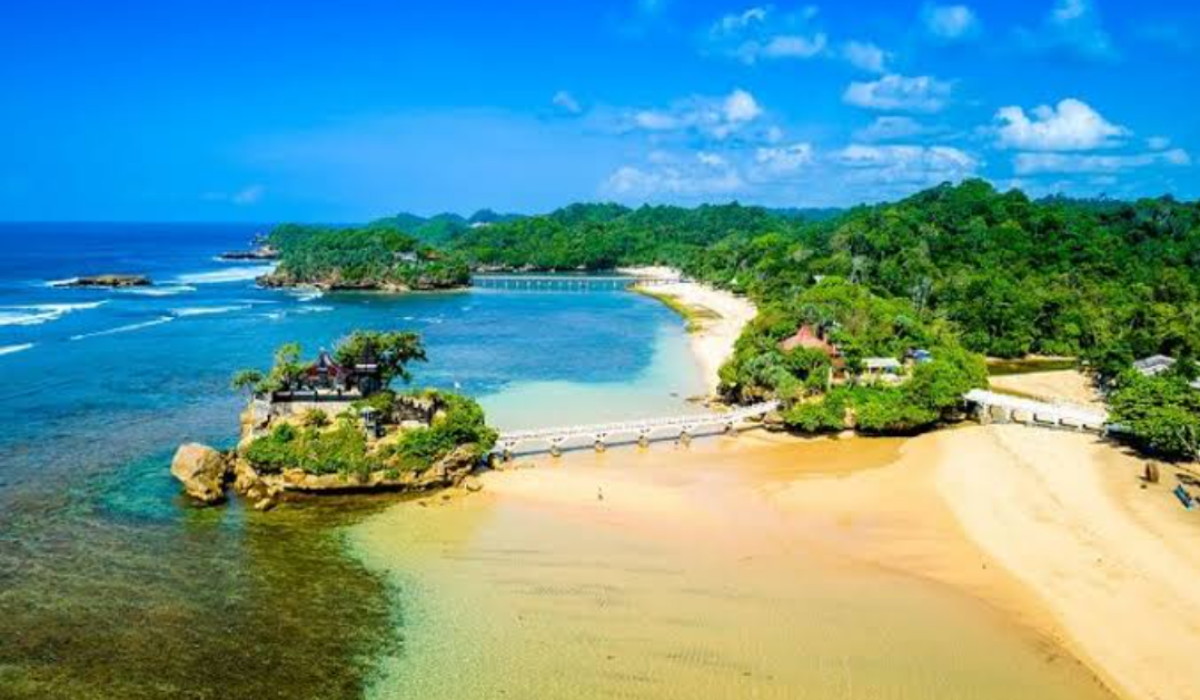 Tenang dan Damai, Simak Pesona Wisata Terbaru 2024 Pantai Balekambang Malang