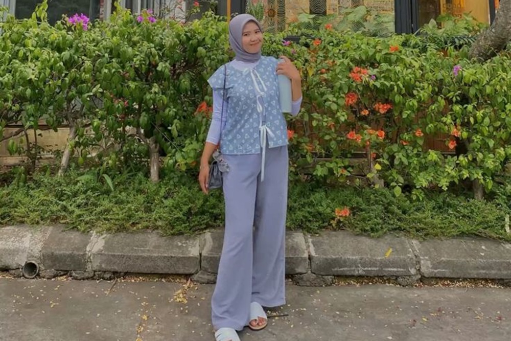 Ide Tampilan OOTD Vest Batik Hijab Modis Setiap Saat, Patut Kamu Tiru