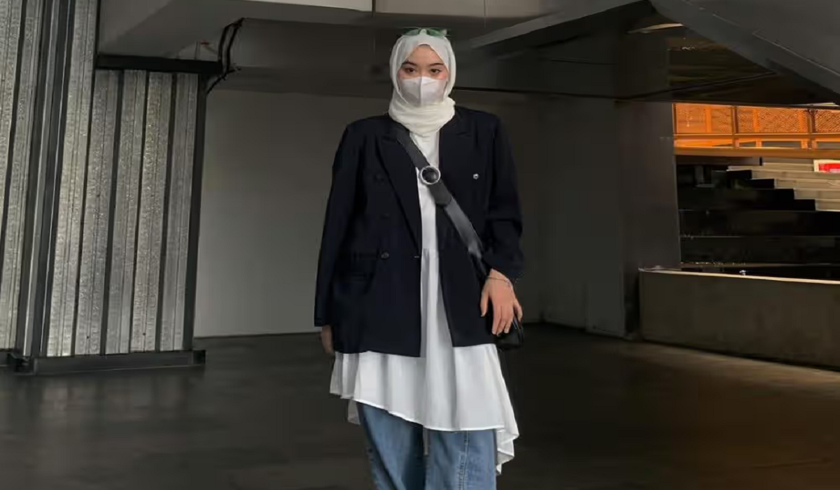 7 Ide OOTD Dress Over Jeans Wanita Kece dan Playful untuk Tampilan Anti Mainstream, Cek Disini