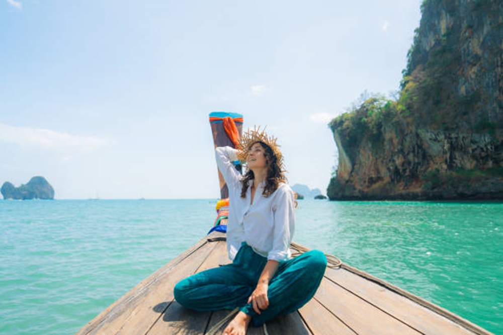 Trendi, Simpel dan Nyaman, Inilah Rekomendasi OOTD Hangout Wanita dengan Blouse Premium