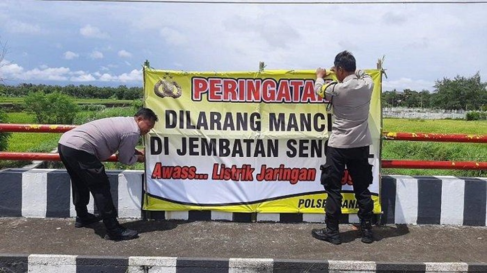 Polisi Pasang Banner Larangan Memancing di Jembatan Senggol Sanden Bantul, Ini Alasannya