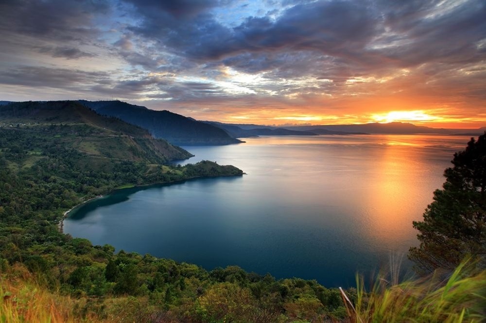 7 Wisata Danau Paling Populer di Indonesia, Indah dan Menarik Jadi Tujuan Liburan