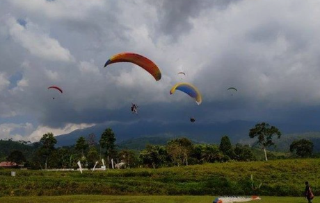 Nikmati Sensai Terbang Dengan Paralayang? Wisata Terbaru 2024 Bukit Kemuning Karanganyar, Cek Tarif Lengkapnya