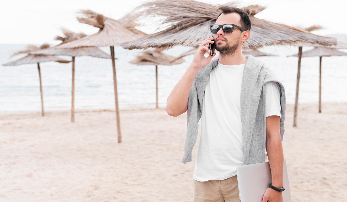 7 Ide Outfit Pantai Terbaik untuk Pria di Tahun 2025, Cek Daftar Lengkapnya Disini