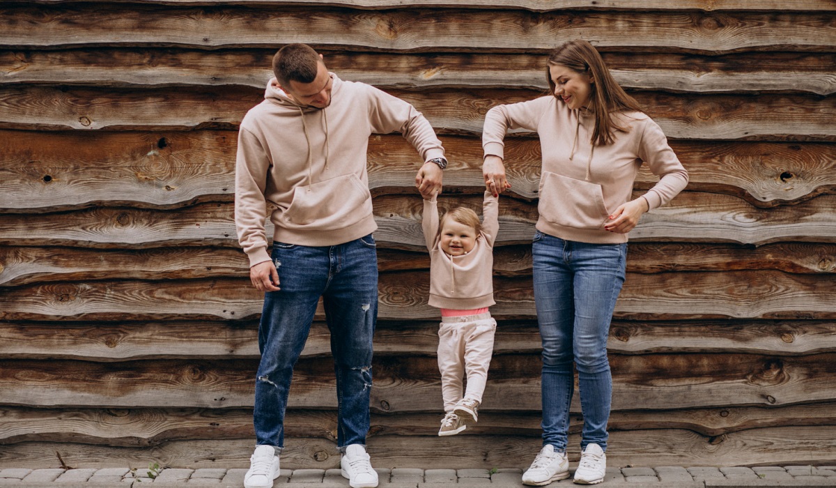 Tampilan yang Stylish dan Solid, Simak 6 Ide Matching Outfit Keluarga yang Mudah dan Simpel