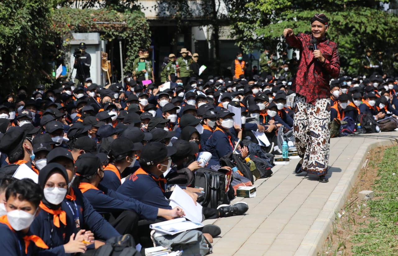 Kenakan Beskap dan Berpanas-panasan, Ganjar Motivasi Mahasiswa Teknik UGM Siapkan Diri