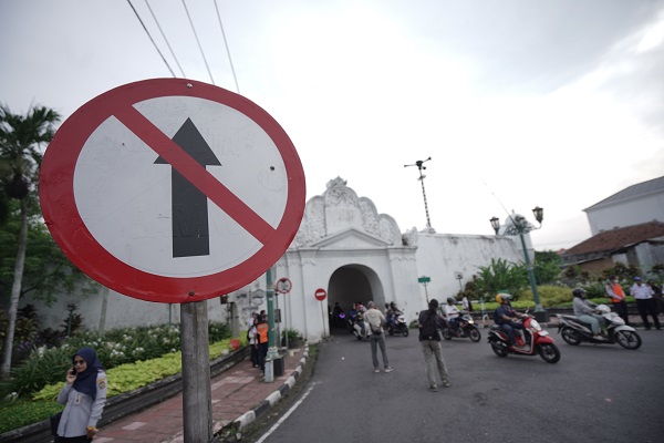 Dilakukan Bertahap, Uji Coba Lalu Lintas Satu Arah di Plengkung Nirbaya Dimulai