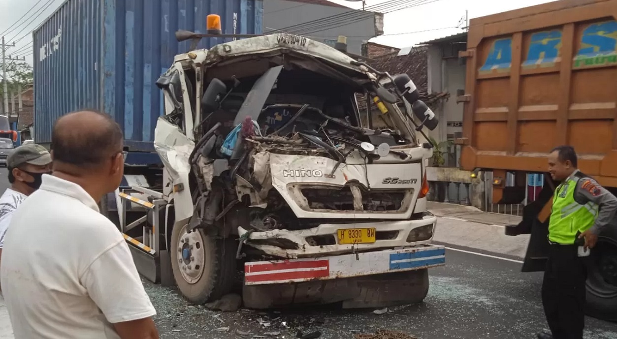 Tabrakan Beruntun di Jalan Magelang-Semarang, Truk Boks Tabrak 2 Kendaraan, Seorang Sopir Luka