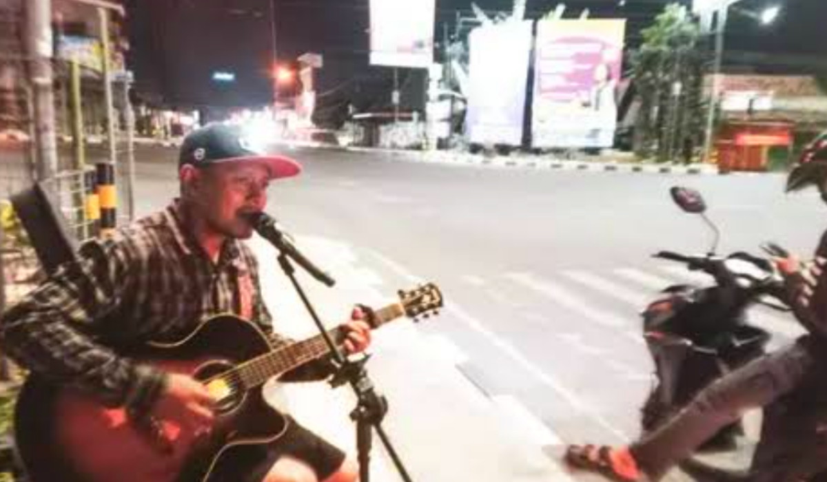 Kisah Iwe, Musisi Jalanan yang Hiasi Persimpangan Jalan Yogyakarta, Penuh Makna Menarik