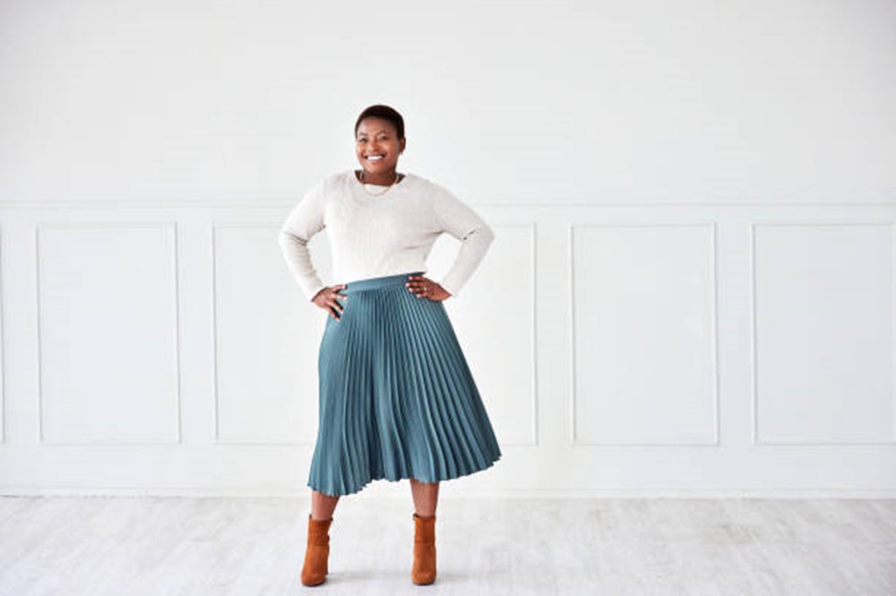 7 Inspirasi Outfit Rok Plisket untuk Orang Gemuk yang Stylish dan Menawan, Intip Disini