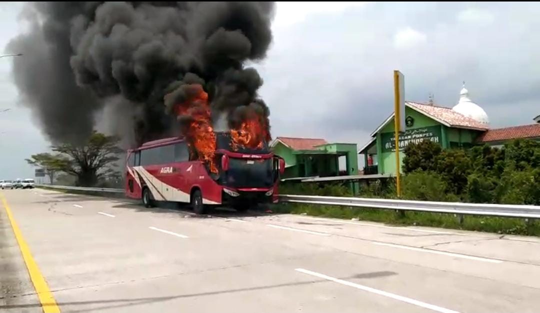 Bus Agra Mas Kebakaran di Exit Tol Tegal, Asap Keluar dari Dasbor setelah Diderek