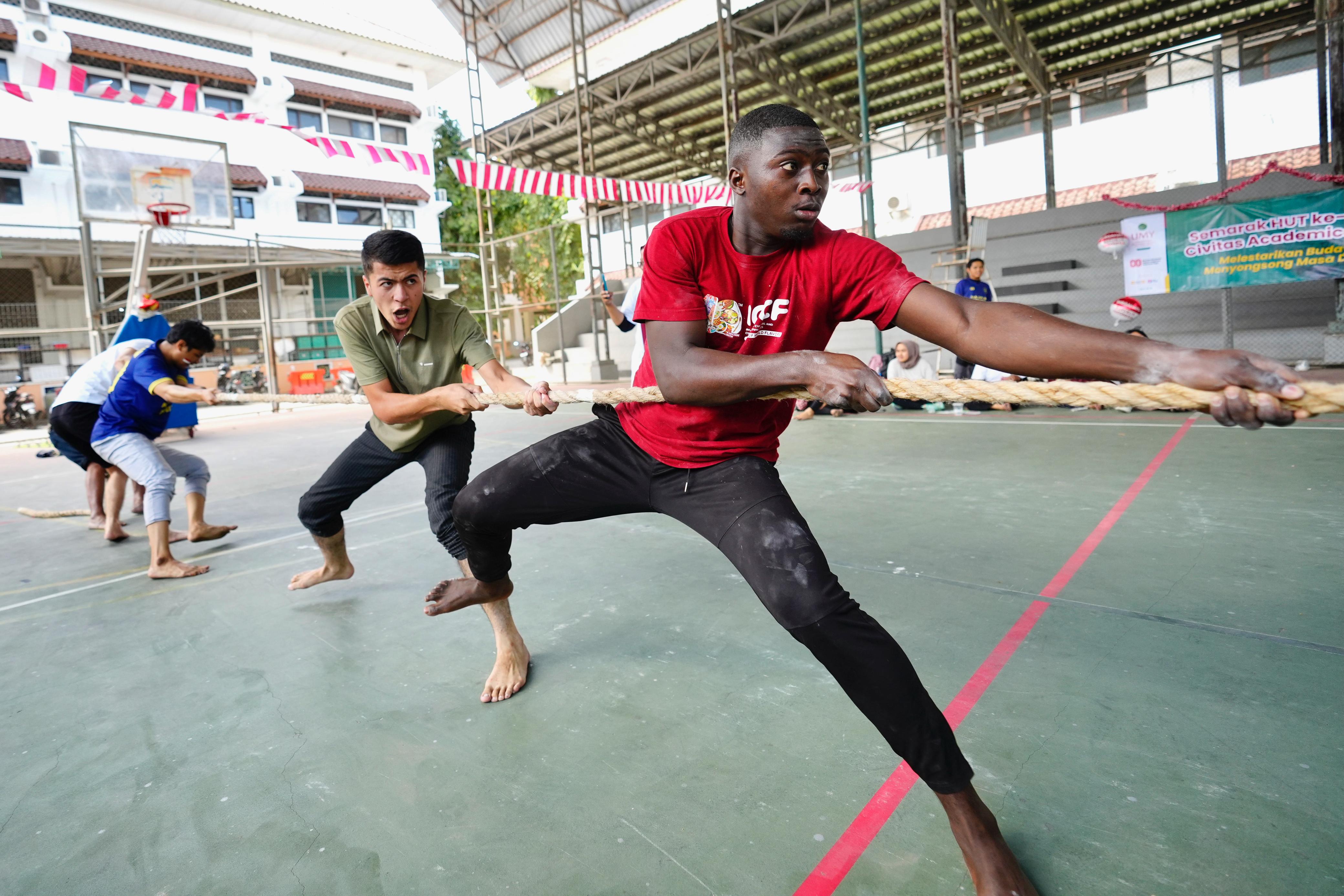 Semangat Kemerdekaan HUT ke-80 RI, Mahasiswa Asing Ikut Meriahkan Lomba Agustusan UMY