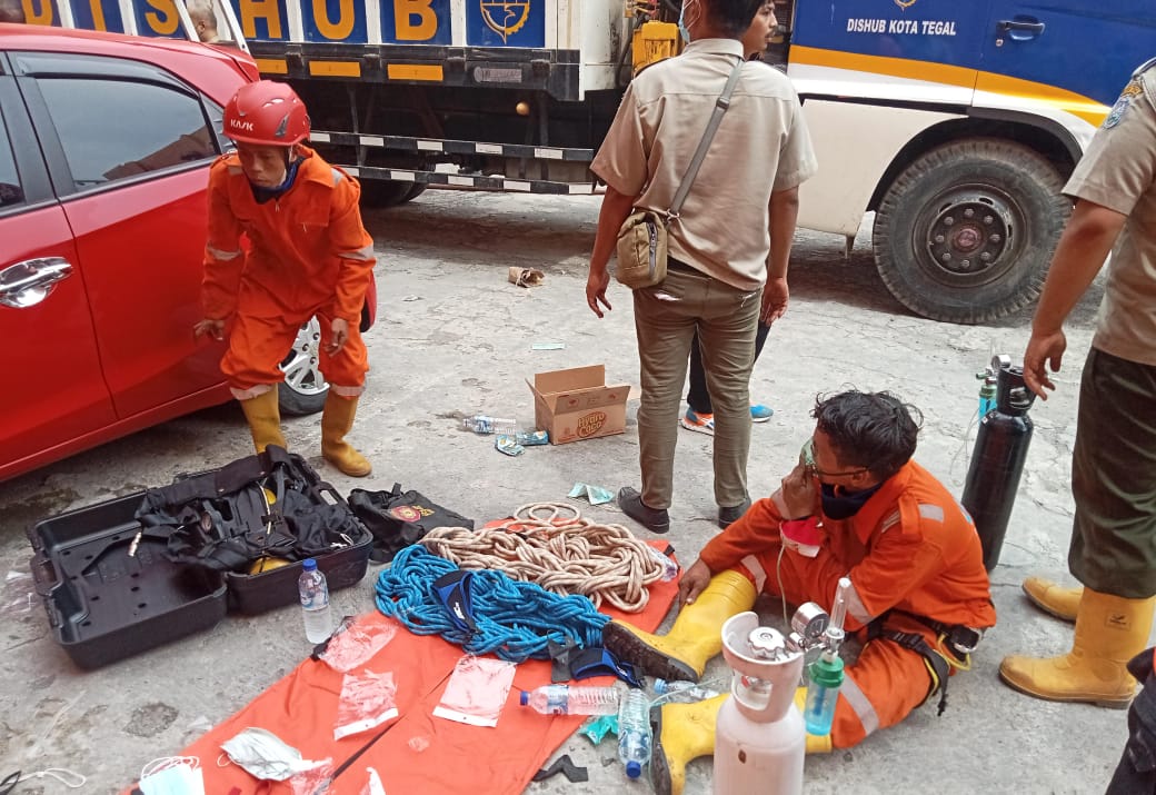 Penuturan Tim Damkar saat Mengevakuasi Penghuni Mess Karaoke New Orange, Semua Ruangan Dikepung Asap Tebal