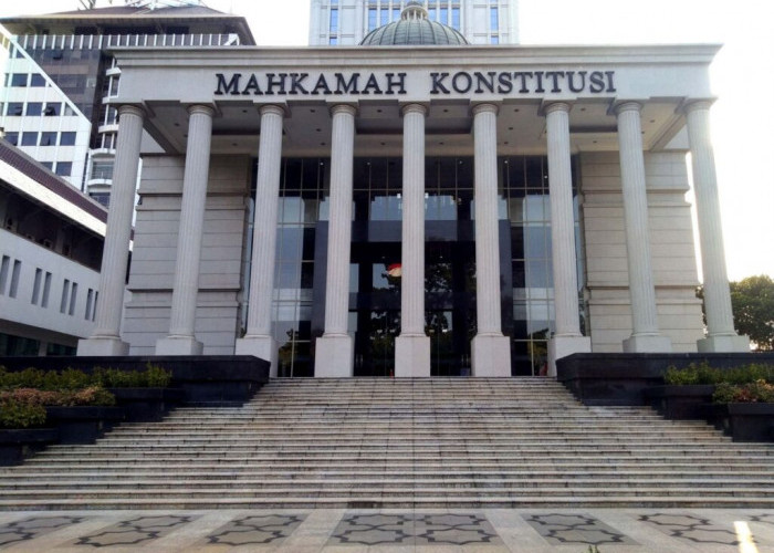 Mantan Wamenkumham Era SBY, Denny Indrayana, lakukan Gugatan Ke MK tentang  Syarat Pendidikan Gibran