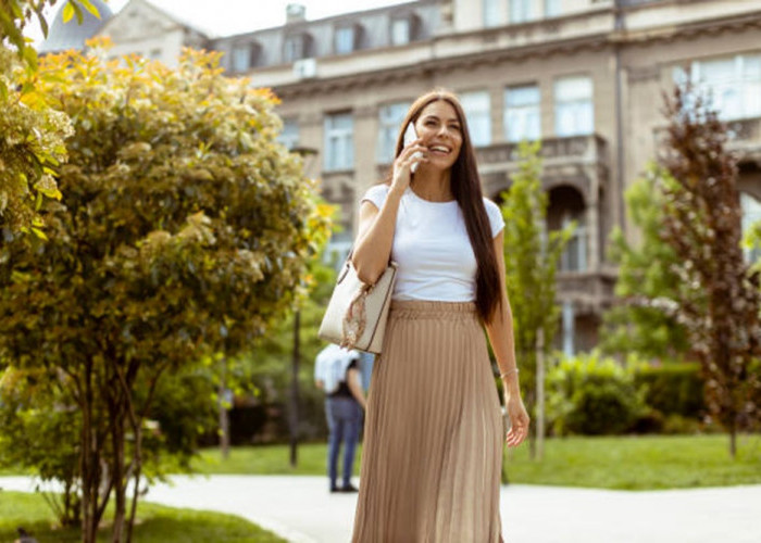 Selain Hitam dan Putih, Ini 5 Warna Rok Plisket yang Netral untuk Penampilan Menarik
