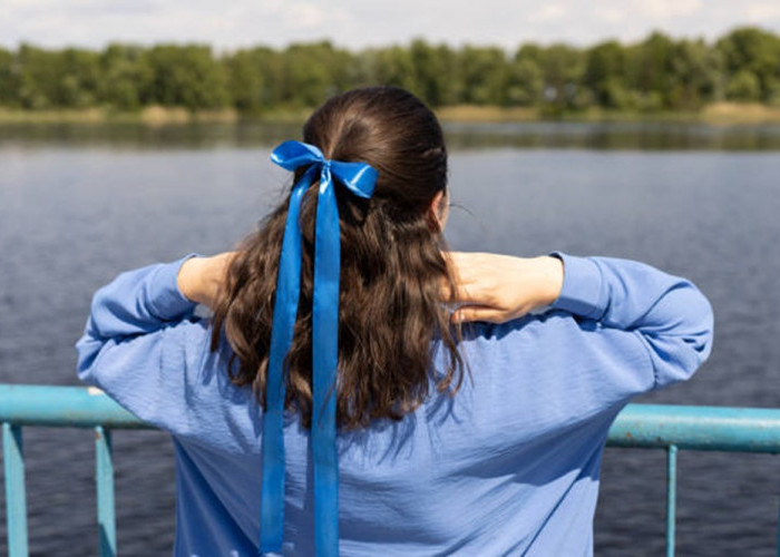 7 Styling Rambut Cantik Pakai Pita, Beri Sentuhan Manis Pada Berbagai Tampilan