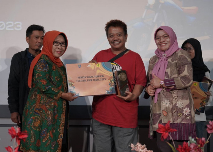 Bupati Tegal Umi Azizah Berikan Anugerah kepada 13 Peserta FFT 2023