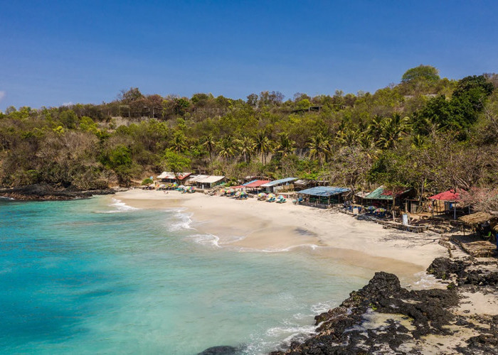 Deretan Pantai Pasir Putih Paling Indah di Indonesia, Pesonanya Siap-siap Bikin Takjub