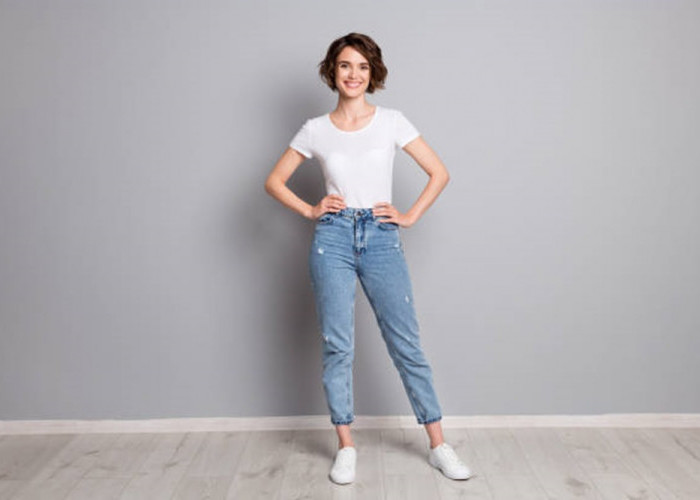 Intip Ide Padu Padan Boyfriend Jeans dengan Berbagai Outfit, Upgrade Penampilan Lebih Keren 