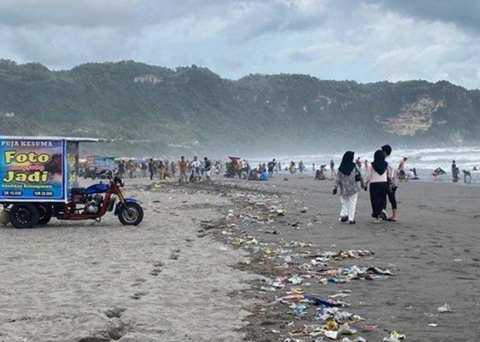 Hujan Terbawa Arus Sungai, Tumpukan Sampah di Pantai Parangtritis Capai 3 Ton