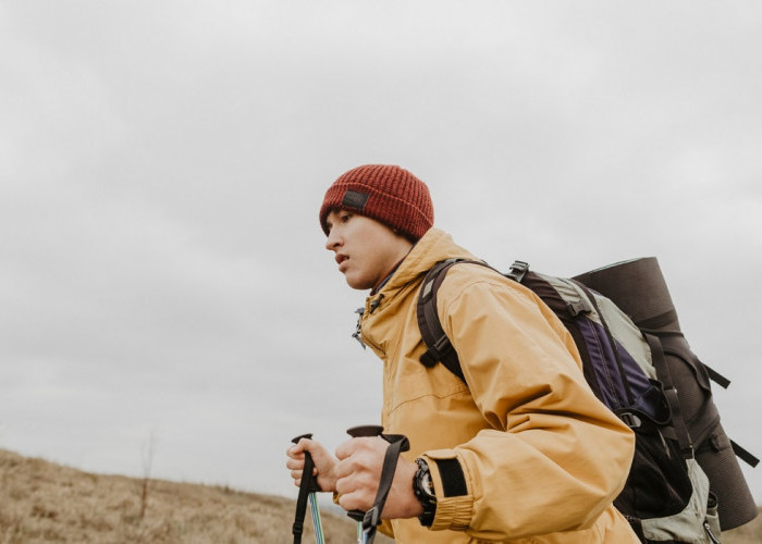 5 Inspirasi Outfit Naik Gunung untuk Para Pria di Tahun 2025, Jaga Kenyamanan Sepanjang Perjalanan