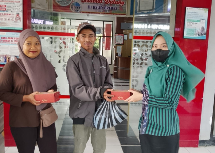 RSUD Brebes Bagikan 100 Takjil Setiap Hari Selama Ramadhan Bagi Pengunjung dan Keluarga Pasien