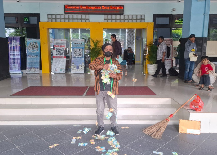 Sapu Lidi, Uang Mainan dan Meteran Warnai Aksi JCW di BPN Sleman.