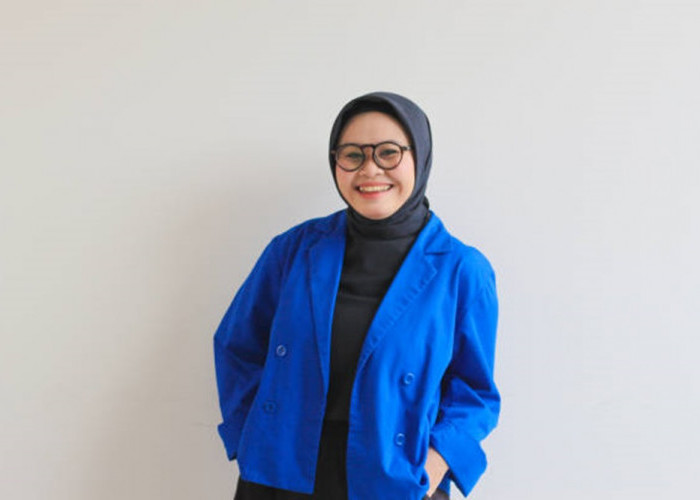 Mudah Ditiru untuk Tampil Beda, Simak Ide OOTD Hijab Warna Biru Elektrik
