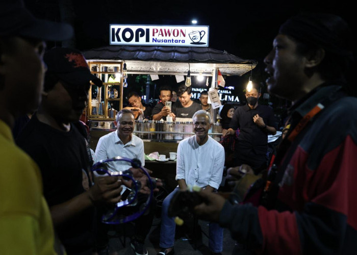 Masa Tenang Kampanye Pemilu 2024, Ganjar Ngopi Santai Bareng Cak Lontong di Warung Kaki Lima Semarang