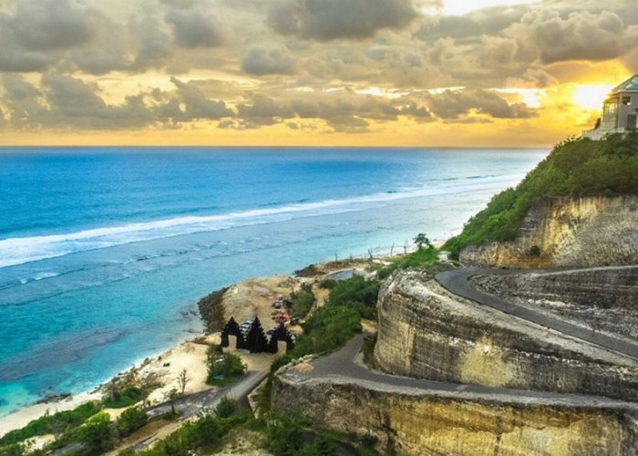 Dikenal Dengan Surga Tersembunyi, Berikut Info Lengkap Wisata Terbaru 2024 Pantai Melasti Bali Selalu Ramai