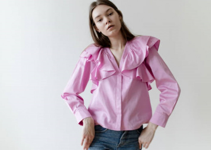 Inspirasi Model Blouse Polos dengan Aksen Ruffle, Pilihan Tepat Tampil Elegan dan Feminin