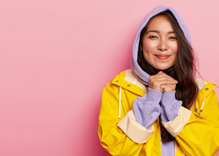 5 Ide Outfit Terbaik untuk Hadapi Musim Hujan, Tetap Stylish dan Aman