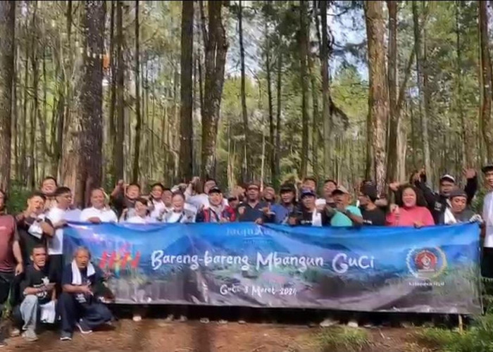 Peringati HPN dan HUT PWI, Wartawan Hiking ke Lereng Gunung Slamet bersama Joglo Ageng Guci