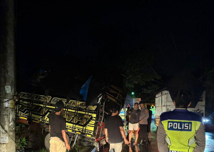 Truk Tabrak Bangket Selokan di Jalan Daendels, Sopir Alami Luka Ringan