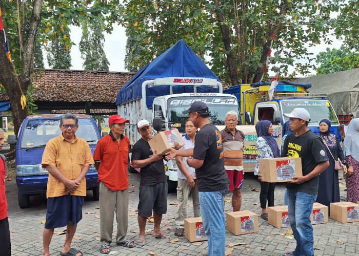 Peringatan HUT ke-80 RI, Paguyuban Sopir Truk Jogja Bareng Polda DIY Bagikan Sembako dan Bendera 