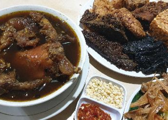 ‎Daftar Berburu Kuliner Legendaris dengan Kuah Kental dan Daging Empuk Rawon Hits di Malang